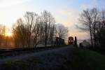 Gespenstisch steigt der Nebel zwischen den Bäumen empor der erst durch die aufgehende Sonne entstehen kann. 28.03.2014 nächst der Sulmbrücke zwischen Schwanberg und St.Peter im Sulmtal die in kürze von RTS2016.906 mit R8554 befahren wird.