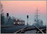 Regionalzug R 8501 von Graz nach Wies-Eibiswald bei der Einfahrt in Deutschlandsberg kurz vor Sonnenaufgang am 7.4.2006.