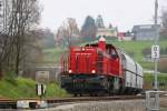 14.11.2014 DH 1700.1 zieht Ihren aus 15 Wagen bestehenden Zug beladen mit frischem Perlkies für die Baustelle zum Koralmtunnel in den Bahnhof ARGE KAT2. Unterstützung für den gewichtigen Zug bekam sie durch DH1500.1 am Zugschluss.
