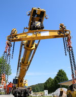 Der kann schon protzen ,.. der Kirow Kran . Vom Bahnsteig aus zeigt er seine Wahre Größe. 28.05.2016