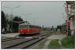 VT 10.02 mit den beiden Beiwagen VB 10.02 und VB 10.12 als Spz 8436 von Lieboch retour nach Graz am 18.4.2007 beim Halt in Stragang. 