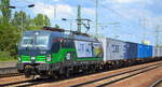 LTE Logistik- und Transport- GmbH mit der ELL Vectron   193 261  [NVR-Nummer: 91 80 6193 261-5 D-ELOC] und Containerzug aus Polen Richtung Rotterdam am 21.05.19 Bf. Flughafen Berlin-Schönefeld.