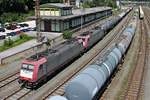 Blick von der Fußgängerbrücke im Bahnhof von Kufstein am Vormittag des 02.07.2018 auf BRLL/LTE 185 593-1 und BRLL/LTE 185 590-7, als diese mit einem Kesselwagenzug auf Ausfahrt in Richtung Innsbruck warteten.