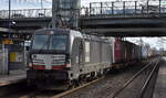 LTE Logistik- und Transport GmbH, Graz [A] mit der relativ neuen BRCE Lok  X4 E - 636  [NVR-Nummer: 91 80 6193 636-8 D-DISPO] und einem KLV-Zug aus Poznan (Polen) am 16.02.24 Durchfahrt Bahnhof Berlin-Hohenschönhausen.