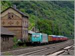 - Gterzge  gogo - Die LTE 185 608-7 zieht am 25.06.2011 einen Gterzug durch den Bahnhof von Kaub. (Hans) 