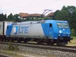 Die blaue LTE 185 528-7 mit ihrem Containerzug wartet am 29.06.2006 in Wartberg an der Krems den Personenverkehr ab und fhrt dann Richtung Graz weiter.  