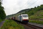 185 636 mit einem Containerzug am 02.06.2012 unterwegs bei Gambach.