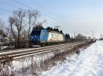 Die 185 528 mit einem Gterzug am 12.12.2012 unterwegs bei Langenisarhofen.