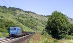 LTE 185 528-7 fhrt mit einem Flachwagenzug durch das Maintal, hier bei Harrbach (07.07.2013)