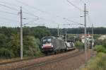 LTE 182.961 (ES64U2-061) mit einem Rang-Rover Autozug in Haiding am 24.7.2013