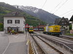 Im Endbahnhof Schruns der Montafonerbahn Bludenz-Schruns (MBS) steht links der Triebzug MBS-ES10 222+ET10 122 bereit zur Fahrt nach Bludenz, während rechts die Diesellok  MBS-V10 017 für den