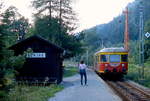 Im August 1982 trifft der ET 10.101 der Montafonerbahn (ex Bad Eisener Kleinbahn) mit dem abendlichen Personenzug nach Schruns im idyllisch gelegenen Haltepunkt Lorüns ein
