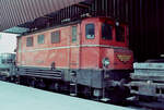 Ellok 1045.03 der Montafonerbahn war als Ersatzlok vor dem Depot Schruns abgestellt.
Datum: 23.04.1984