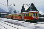 Montafonerbahn (MBS): Zug der früheren Baureihe 4142 (MBS: ES 10.203) vor dem Lokschuppen Schruns.
Datum: 19.02.1985