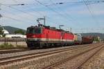 Wegen einem Vorausfahrenden Regionalzug kam der sehr sportliche DG54703 mit 1144 102 und 1144 213 von Wien Zvb nach Graz Vbf am 14.7.2020 in Bad Vöslau zum stehen und wartet auf die Weiterfahrt.