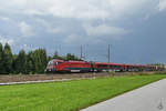 1116 221 ist Mitte August 2020 mit einem Railjet bei Fuchsreut zu sehen.