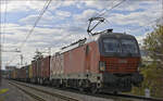 OBB 1293 024 zieht Containerzug durch Maribor-Tabor Richtung Norden. /3.11.2022