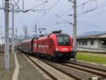 Graz. Die ÖBB 1116 225  Heute. Für Morgen. Für uns. -Werbelok zog am 21.06.2020 einen railjet von Wien nach Graz, hier bei der Einfahrt in den Endbahnhof.