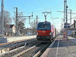 Durchfahrt 1293 190 Vectron der ÖBB durch den Bahnhof  Wünsdorf-Waldstadt mit einem Kesselzug am 13.
