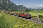 Die ÖBB 1116 243 mit einem Railjet auf der Inntalstrecke kurz nach Kufstein, nahe der Ortschaft Langkampfen.