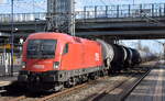 ÖBB - Österreichische Bundesbahnen [A] mit ihrer  1116 054  [NVR-Nummer: 91 81 1116 054-8 A-ÖBB] und einem Kesselwagenzug (leer) Richtung Stendell am 06.04.23 Durchfahrt Bahnhof Berlin