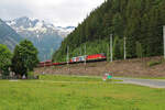 ÖBB 1144 206 rollt vor der Kulisse der Hohen Tauern mit ihrer Autoschleuse in Mallnitz-Obervellach ein.