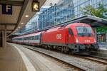 ÖBB 1216 012 mit EC in München Hbf, August 2019.