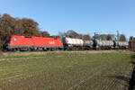 1116 140 mit bloss 3 Wagen im Schlepp am 6.11.2025 bei Eglharting.