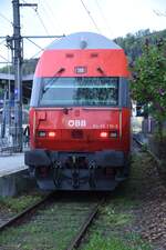 BREGENZ (Vorarlberg), 22.04.2025, ÖBB 86-33 116-3 als Linie REX1 im Endbahnhof Bregenz Hafen