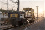 Die ersten Sonnenstrahlen lassen den OBW 10 im Bahnhof Wettmanstätten erwachen .