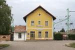 Der Bereich um das ehemalige Bahnhofsgebäude Mönchhof-Halbturn dient heute als Museum, wo liebevoll und umfangreich die Geschichte der Neusiedlerseebahn dokumentiert wird.