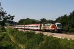 20.8.09 Die Haydn Lok, auch ein unter den Fotografen sehr begehrtes Fahrzeug hat eigentlich meist mehr Umlufe auf der Westbahn als in Ungarn. Heute war die 1047 504 unter Anderem mit dem OIC 549 von Salzburg nach Wien Westbahnhof unterwegs.