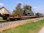 Sdmrrs 31 81 4935 00-7 rollt mit zwei Militärfahrzeugen beladen, entlang der Hausruckbahn nächst Aurolzmünster; 250402