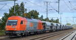 RTS Rail Transport Service GmbH, Graz-Werndorf [A] mit  2016 908  [NVR:  92 81 2016 908-3 A-RTS ] und einem Schotterzug am 13.10.21 Durchfahrt Bf. Golm (Potsdam).