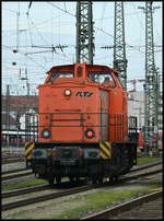 Neue Signalordnung? Nachschuss auf die RTS Swietelsky 293 004, die am 02.04.2025 mit einer interessanten Zugschlussbeleuchtung solo durch Würzburg Hbf fährt.