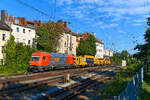Mit einer Gleisstopfmaschine fuhr die 2016.908 von RTS am Abend des 19. August 2025 in den Bahnhof München Süd ein.