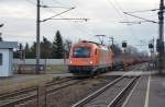 1216 901 der RTS fahrt mit einem Gterzug durch die Haltestelle Rannersdorf-Lanzendorf in Richtung Wien und wird in Krze den Zentralverschiebebahnhof Kledering ereichen.