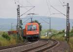 Wer kommt da da um die Ecke? 1216 902-7 hatte zu ihrem Containerzug noch kalt eine EX Lotos 186 mit am Haken und befand sich auf Fahrt Richtung Süden. Aufgenommen bei Wehretal-Reichensachsen am 06.07.2013.