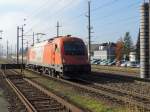 1216 903-5 von RTS, durchfährt den Bhf. Marchtrenk in Richtung Linz; 141104