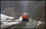 Mit Ach und Krach schafft es RTS 230077 am 19.2.2016 um 13.17 Uhr auf der Hüttenbahn mit einem dreißig Wagen Schrottzug über die starke Steigung am Augustaschacht. Normalerweise fährt hier die OHE und nimmt dabei in der Regel 20 beladene Wagen mit. Doch an diesem Tag musste für die ausgefallene OHE G 2000 Ersatz gefahren werden. 