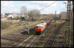 RTS 230077 kam am 24.2.2016 um 13.00 Uhr mit einem Schrottzug vom Hafen in Osnabrück. Hier verläßt sie gerade die  Rollbahn  und fährt in den Bahnhof Hasbergen ein, um wenig später um zu setzen und in Richtung Georgsmarienhütte weiter zu fahren.
Das rechte hier sichtbare Gleis ist das Streckengleis nach Georgsmarienhütte.