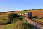 In langsamer Fahrt rollt die 2143.062 mit einem voll beladenen Getreidezug den Mollmannsdorfer Berg in Richtung Korneuburg hinab.