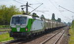 SETG - Salzburger Eisenbahn TransportLogistik GmbH, Salzburg [A] mit  193 814 [NVR-Nummer: 91 80 6193 814-1 D-Rpool] mit Containerzug mit Holzhackschnitzel befüllt am 12.06.20 Bf.