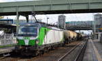 Salzburger Eisenbahn Transport Logistik GmbH, Salzburg [A] mit der ELL Vectron  193 285  [NVR-Nummer: 91 80 6193 285-4 D-ELOC] und Kesselwagenzug (Kreideschlamm) am 29.04.21 Durchfahrt BF.