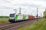 Mit einem umgeleiteten Containerzug aus Hof rollen 187 302 und die geschleppte 187 316 der SETG am 08.05.22 durch Wittenberg-Labetz Richtung Dessau. 