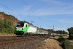 487 001 von  SETG  war mit einem Holzzug am 7. August 2022 bei Himmelstadt in Richtung Gemünden unterwegs.