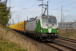 193 812-5 mit Holzzug von Rostock-Bramow nach Stendal-Niedergörne bei der Ausfahrt im Rostocker Hbf.30.09.2016
