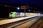 Moderne trifft Historik - Vectron trifft Schlieren    ELL 193 219-3  Stille Nacht , der SETG, hält mit dem SR (Lienz - Graz Hbf), im Bahnhof Greifenburg-Weißensee.