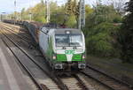 SETG-Vectron 193 812 mit Holzzug von Rostock-Bramow nach Stendal-Niedergörne bei der Ausfahrt am 04.05.2019 in Rostock-Bramow.