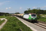 193 285 war am 19. Mai 2020 mit einem Kesselwagenzug bei Grabenstätt im Chiemgau in Richtung Freilassing unterwegs.